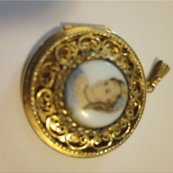Vintage Victorian lady in blue locket - Picture 2 of 6
